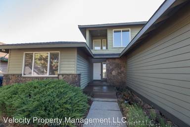 Main picture of 2925 NE Pinnacle Pl
