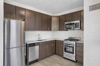 Main picture of 613 N Wells St