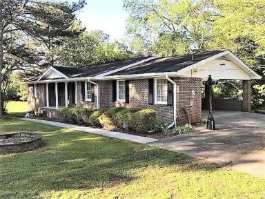 Main picture of 402 Lees Lake Rd