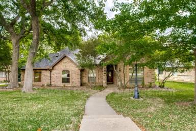 Main picture of 10 Skyline Dr