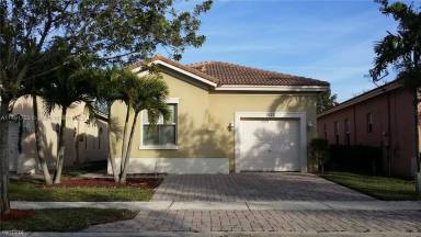 Main picture of 1025 NE 37th Pl