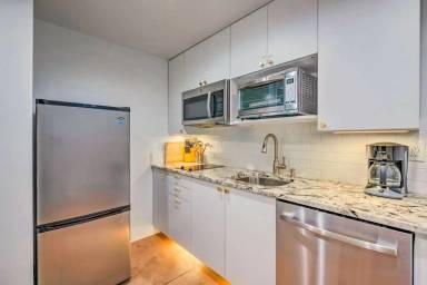 Main picture of 2324 S Green St