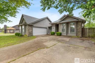 Main picture of 3105 S Maple Ave