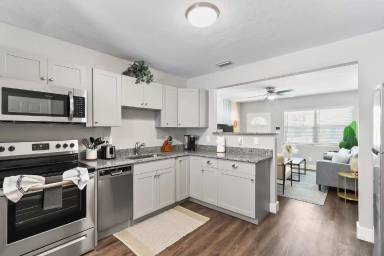 Main picture of 1035 Queen St N