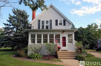 Main picture of 185 Lakeshore Dr