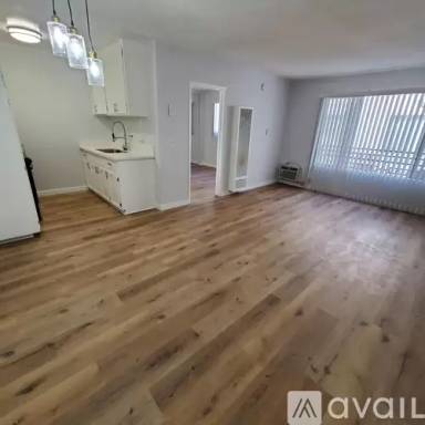 Main picture of 542 S Hobart Blvd