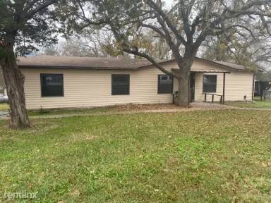 Main picture of 1835 Smokehouse Rd
