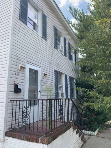 Main picture of 104 Guilden St