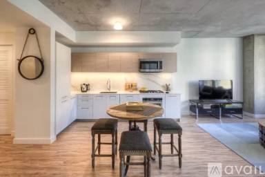 Main picture of 626 W Randolph St