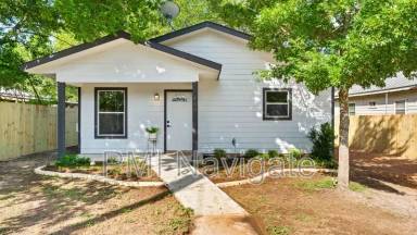 Main picture of 270 S Peach Ave