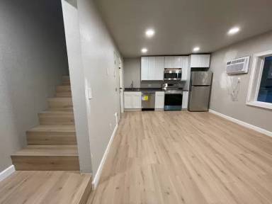 Main picture of 120 University Dr S