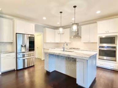 Main picture of 4808 Village Walk