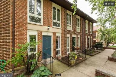 Main picture of 13 W Hill St