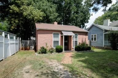 Main picture of 805 Oshaughnessy Ave NE