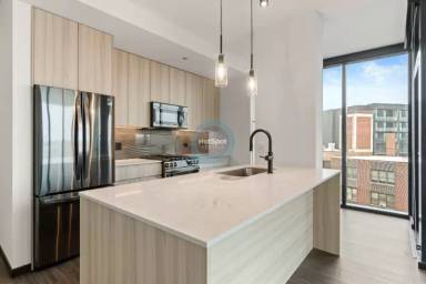 Main picture of 1500 W Lake St