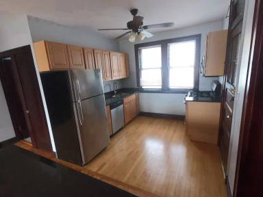 Main picture of 4952 W Roscoe St