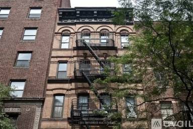Main picture of 121 East 82nd St