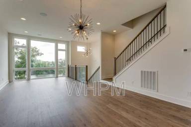 Main picture of 910 Youngs Ln
