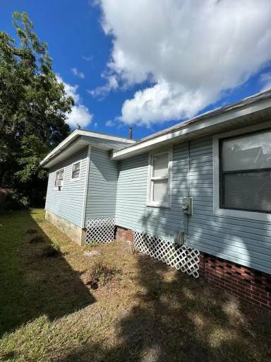 Main picture of 1555 W 7th St