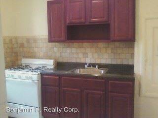 Main picture of 111 Halsted St