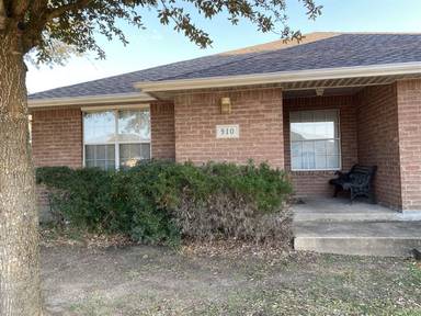 Main picture of 904 Crepe Myrtle St