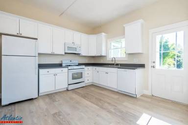 Main picture of 518 Broadway