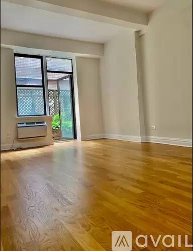 Main picture of 152 W 16th St