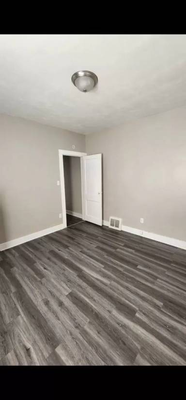 Main picture of 1766 Selkirk St