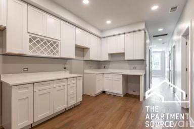 Main picture of 2924 W Fletcher St