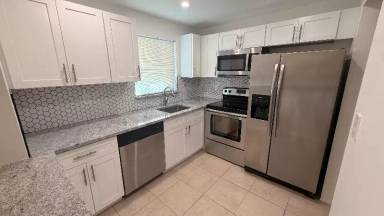 Main picture of 1320 Miami Rd