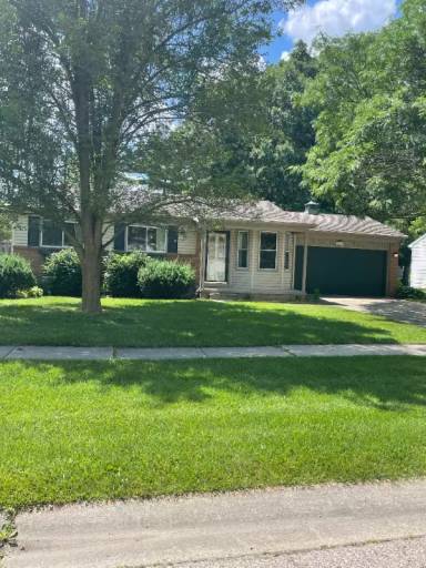 Main picture of 5884 S Ivanhoe Ave