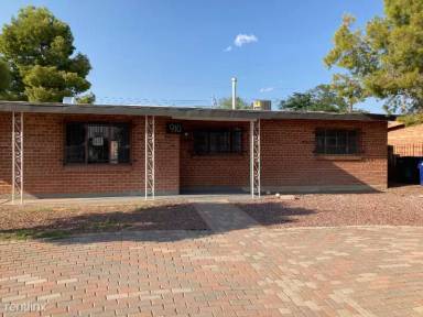 Main picture of 910 W Simmons St