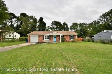 Main picture of 104 Royal Dr