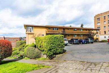 Main picture of 2800 Franklin Ave E