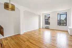 Main picture of 692 Greenwich St