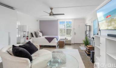 Main picture of 2555 Tamiami Trl N