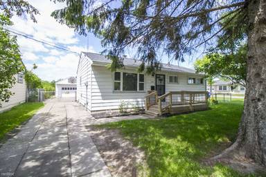 Main picture of 636 W Crawford Ave
