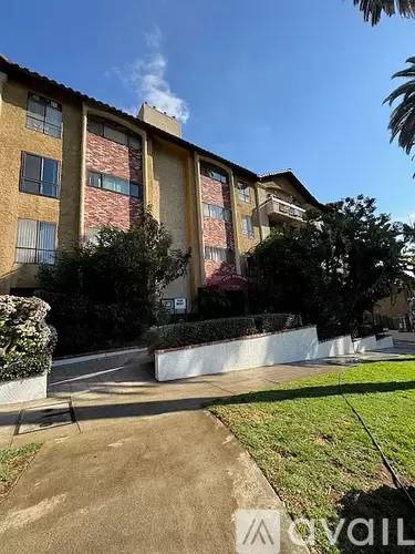 Main picture of 1735 N Fuller Ave