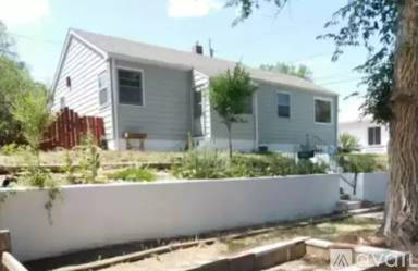 Main picture of 1912 Russell Ave