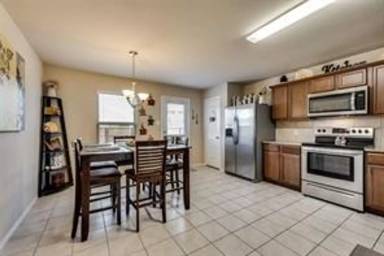 Main picture of 2465 Leona St