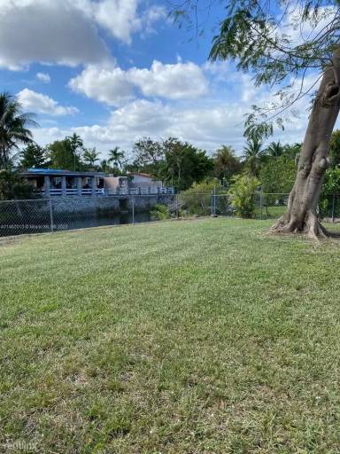 Main picture of 4910 SW 103rd Pl