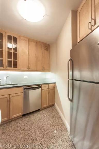 Main picture of 31 W 63rd St