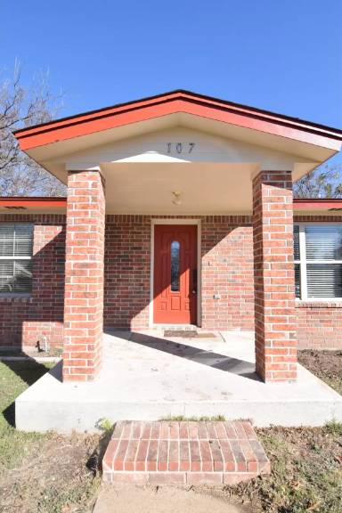 Main picture of 107 E Washington Ave