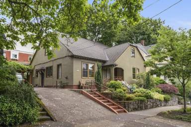 Main picture of 2715 SE Main St