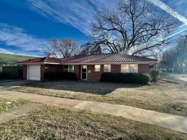 Main picture of 528 N Oak Ave