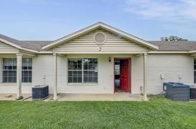 Main picture of 102 NW Park St