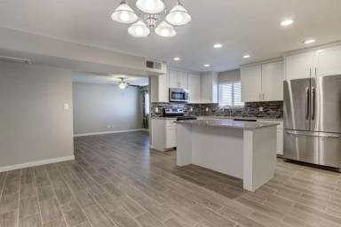 Main picture of 1527 W Huntington Dr