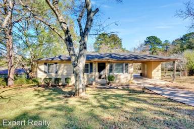 Main picture of 212 Lake Drive Cir NE