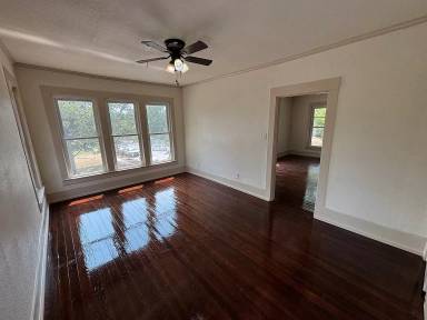Main picture of 2402 Monroe St