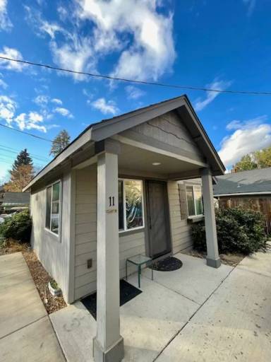 Main picture of 11 NW Hixon Ave